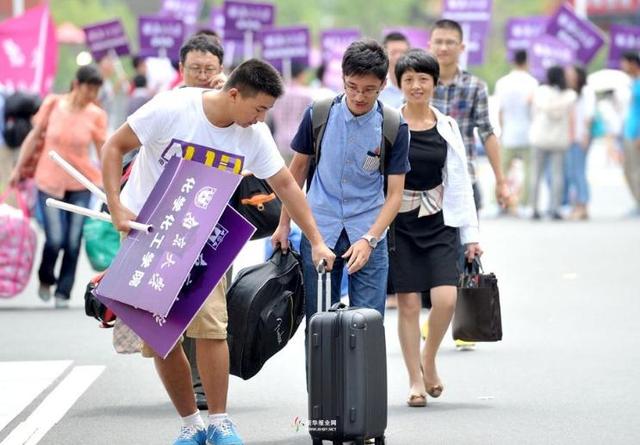 苏州一大学生熟睡中坠亡，家属质疑床架不合格，院校回应让人心寒插图