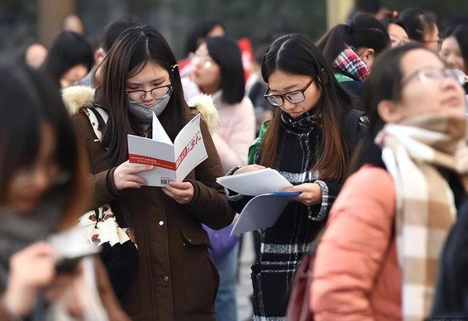 公务员迎来“大地震”，新规出台后，35周岁限制或将不再是拦路虎插图